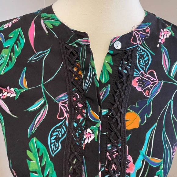 Sleeveless women’s floral blouse - Picture 2 of 5